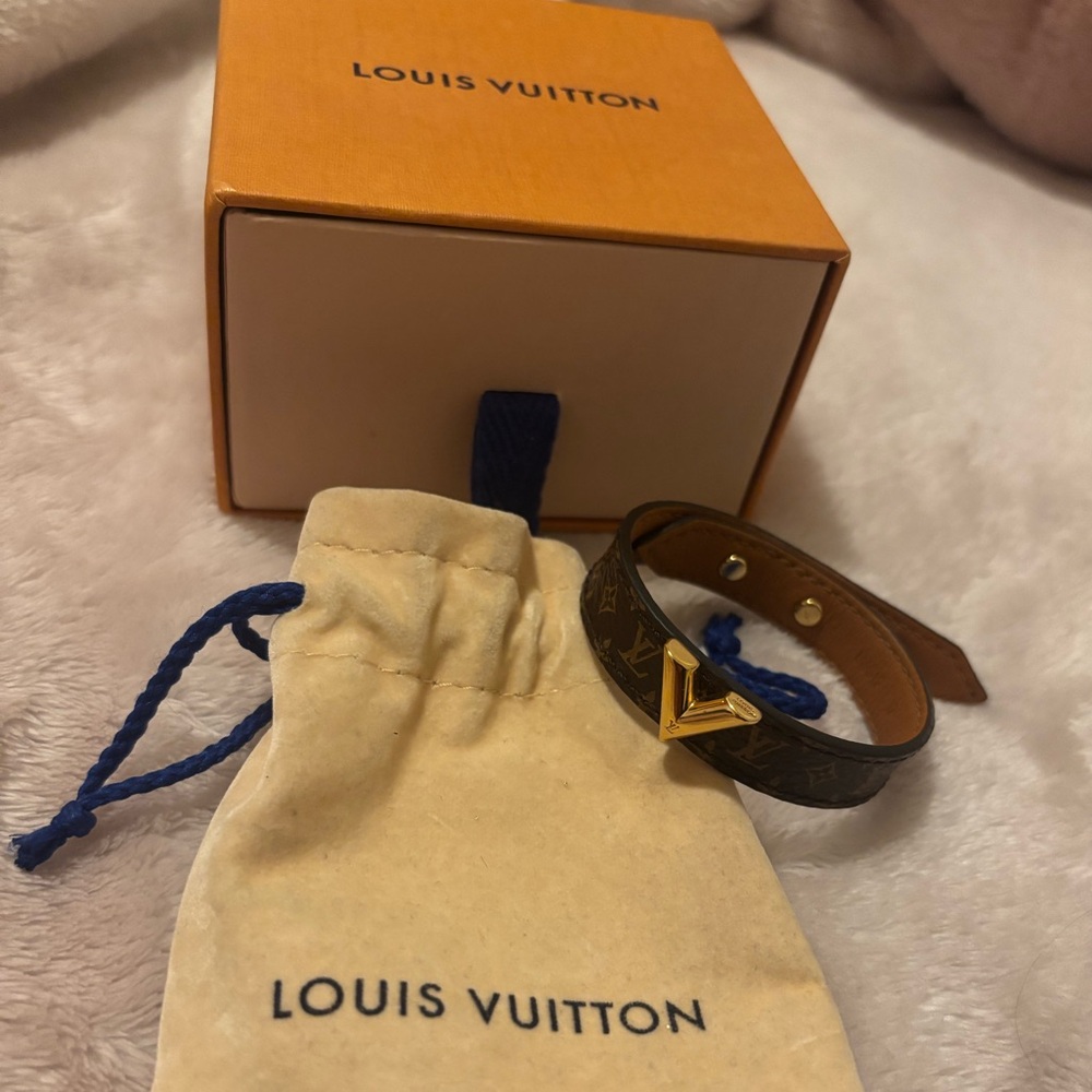 Authentic Louis Vuitton Essential V Bracelet
